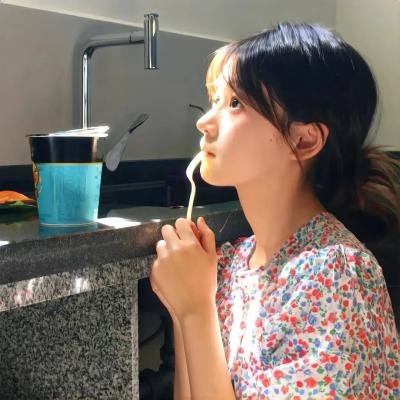 走进酒吧的女孩